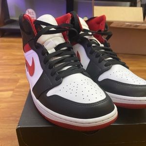 Air Jordan 1 Mid Metallic Red